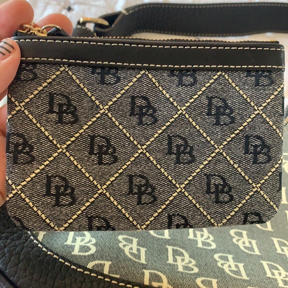 Dooney & Bourke vintage medium hobo with wristlet! - Picture 4 of 15